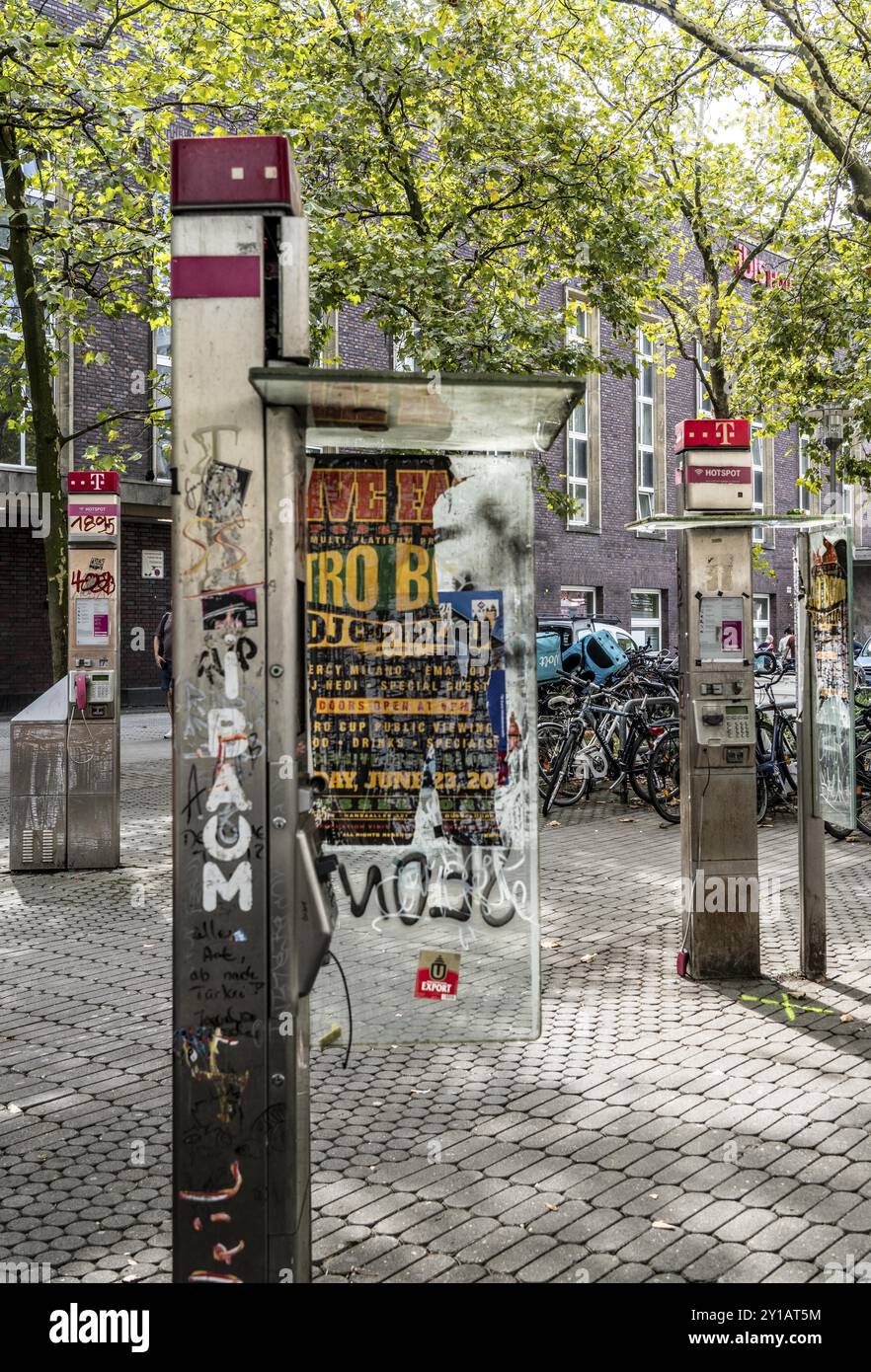 Telefoni pubblici vecchi e non più funzionali, di Telekom, distrutti, sporchi, alla stazione ferroviaria principale di Duesseldorf, Renania settentrionale-Vestfalia, Germania Foto Stock