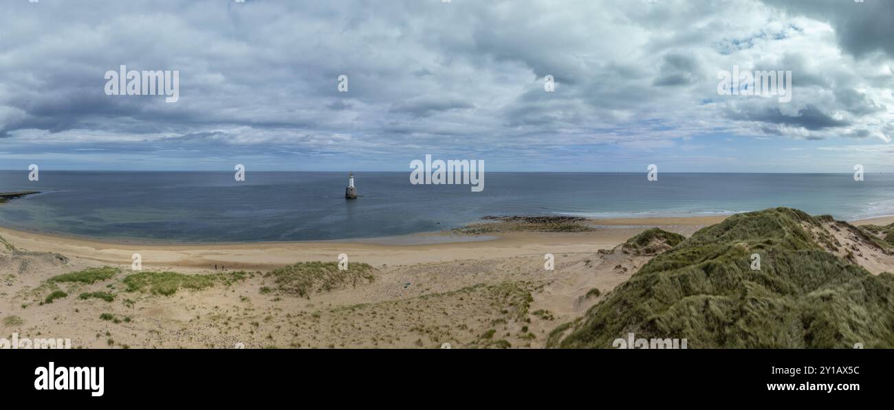 Faro sul mare e spiaggia sabbiosa, colpo di droni, faro di Rattray Head, Peterhead, Aberdeenshire, Scozia, Gran Bretagna Foto Stock