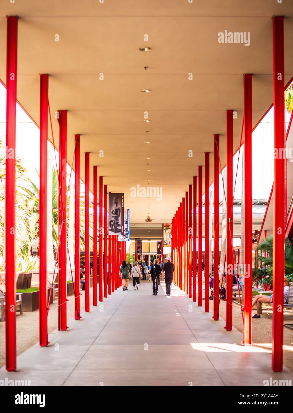 Los Angeles, California USA - 28 aprile 2017: Passerella incorniciata da colonne rosse presso il Los Angeles County Museum of Art Foto Stock