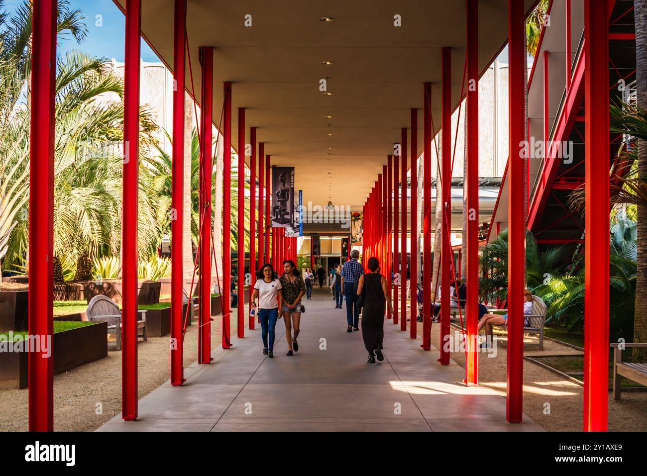 Los Angeles, California USA - 28 aprile 2017: Passerella incorniciata da colonne rosse presso il Los Angeles County Museum of Art Foto Stock