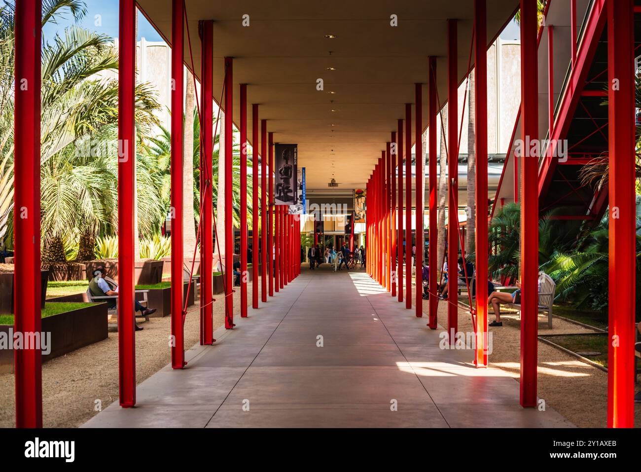 Los Angeles, California USA - 28 aprile 2017: Passerella incorniciata da colonne rosse presso il Los Angeles County Museum of Art Foto Stock