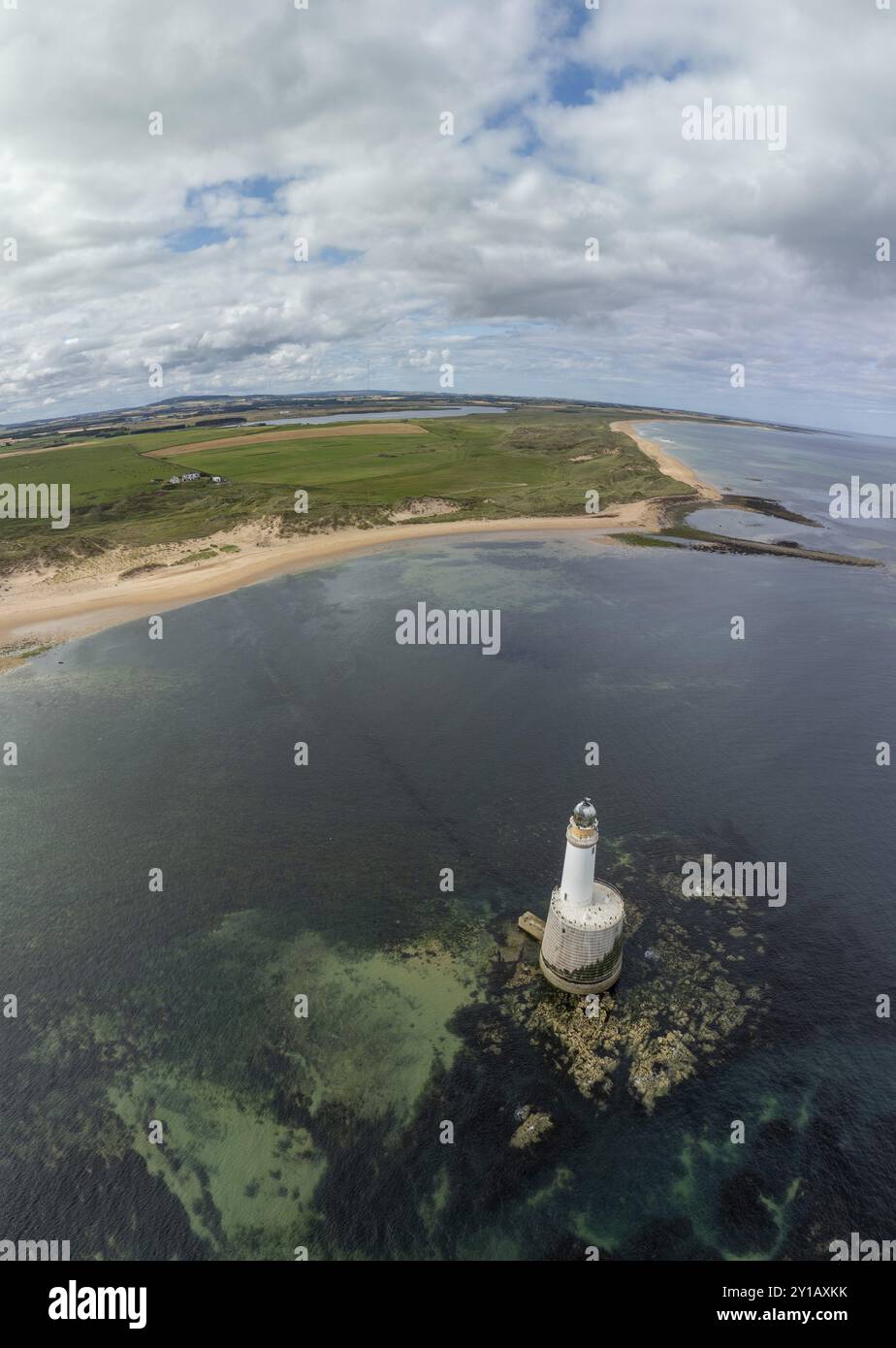 Faro nel mare, colpo di droni, faro di Rattray Head, Peterhead, Aberdeenshire, Scozia, Gran Bretagna Foto Stock