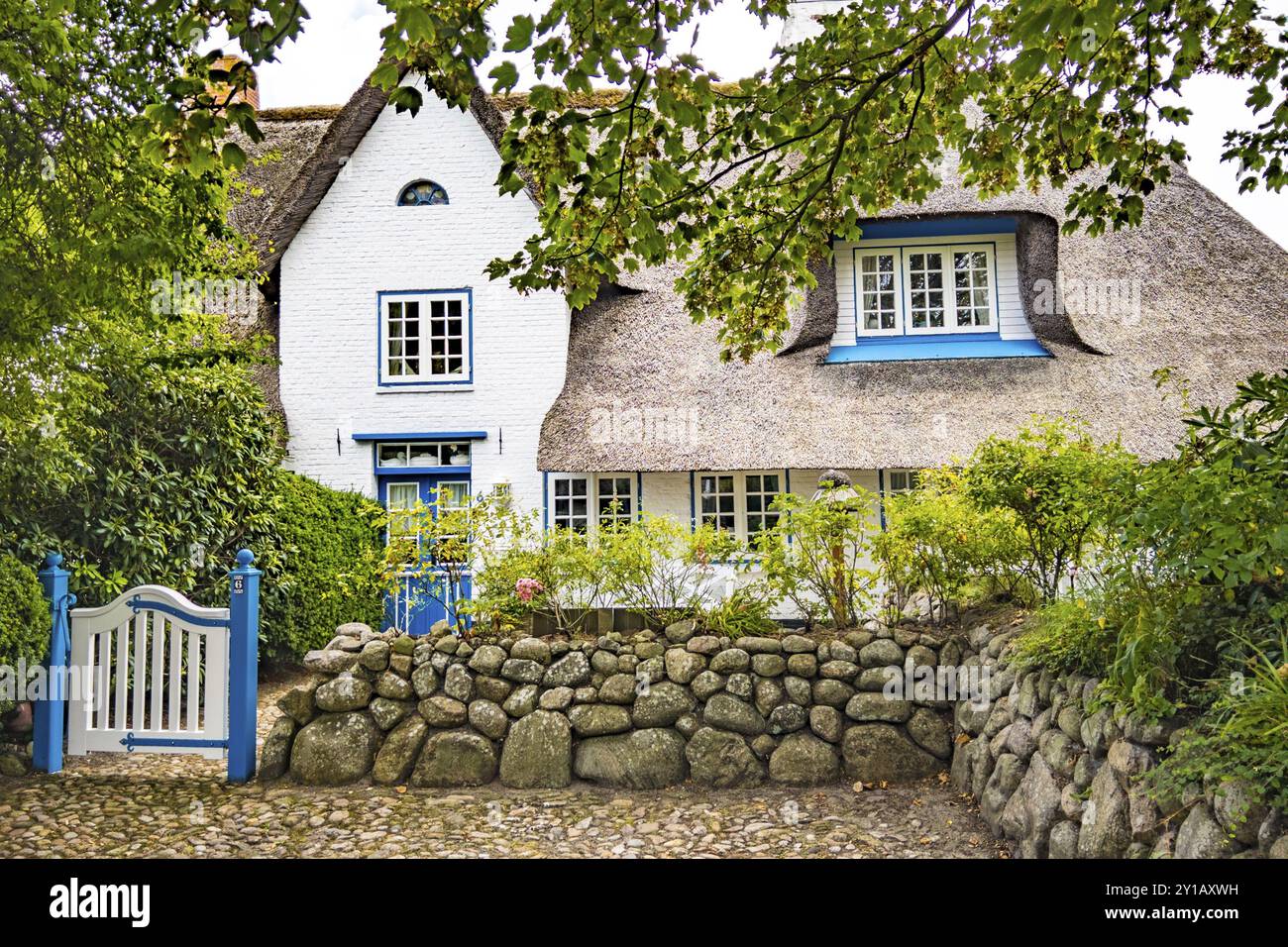 Tradizionale villa con tetto in paglia, Kastanienweg, Keitum, Sylt Foto Stock