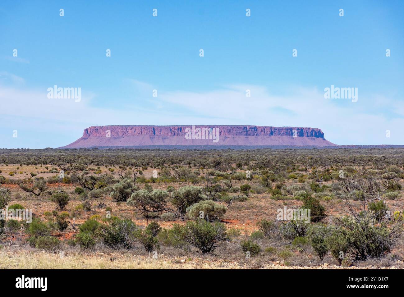 Monte Conner (Artilla) dalla strada per Uluru, Petermann, Northern Territory, Australia Foto Stock