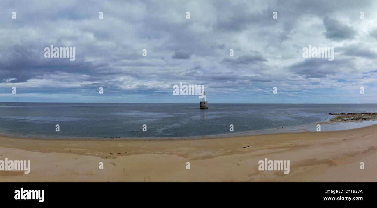 Faro sul mare e spiaggia sabbiosa, colpo di droni, faro di Rattray Head, Peterhead, Aberdeenshire, Scozia, Gran Bretagna Foto Stock