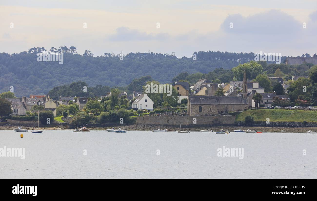 Landevennec con chiesa Eglise Notre Dame, baia Rade de Brest, dipartimento Finistere Penn-ar-Bed, regione Bretagne Breizh. Francia Foto Stock