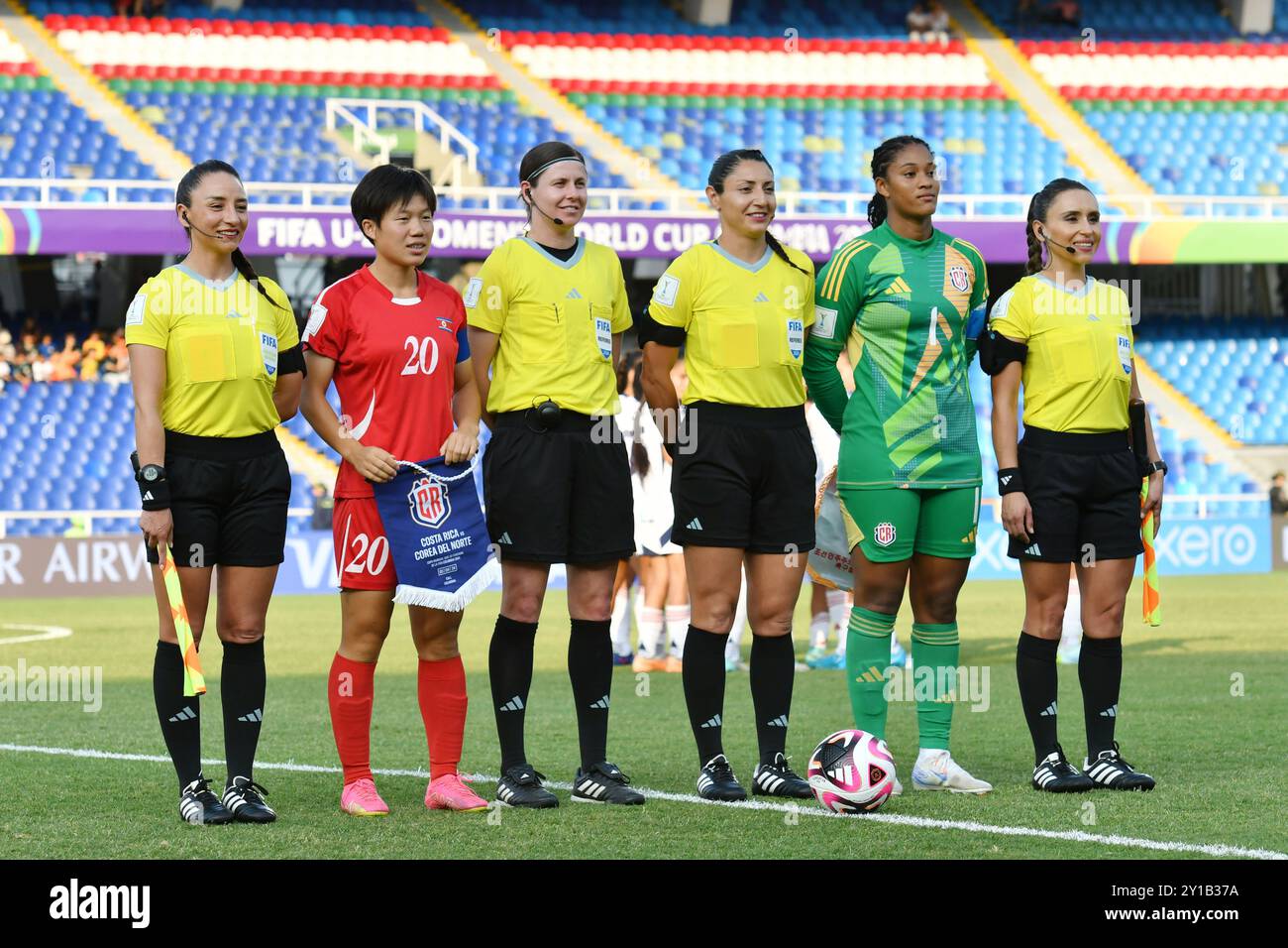 Cali, Colombia. 5 settembre 2024. (L-R) arbitri ufficiali FIFA marcia Castillo (CHI), Casey Reibelt (AUS), Dione Rissios (CHI) e Leslie Vásquez (CHI) posa per la foto con un-Yong Chae della Corea del Nord e Genesis Perez della Costa Rica prima del gruppo F FIFA U-20 Women's World Cup Colombia 2024 match tra Corea del Nord e Costa Rica, all'Olympic Pascual Guerrero Stadium, a Cali il 5 settembre 2024. Foto: Alejandra Arango/DiaEsportivo/Alamy Live News crediti: DiaEsportivo/Alamy Live News Foto Stock