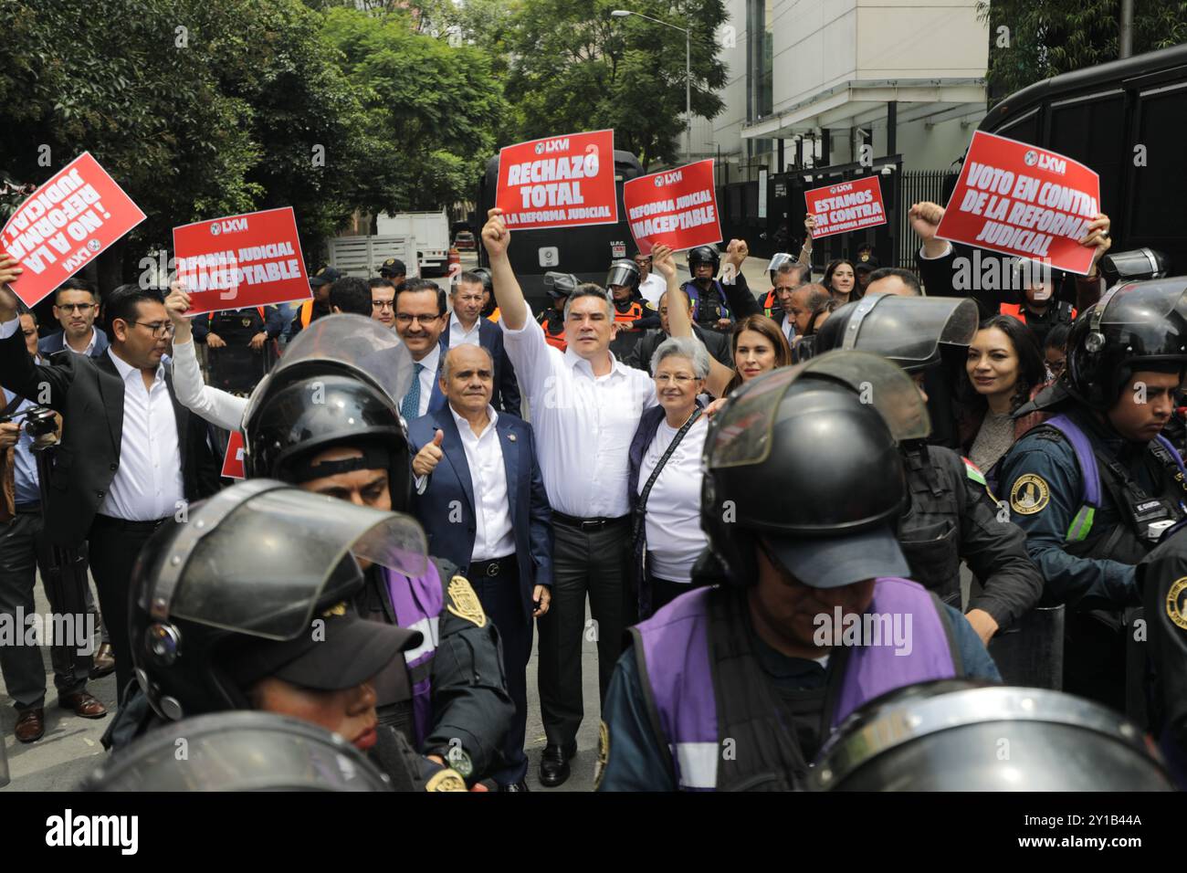 Alejandro Moreno Cardenas, presidente nazionale del Partido Revolucionario Institucional (PRI) si uniscono ai lavoratori giudiziari che manifestano per protestare contro la riforma giudiziaria del presidente messicano Andres Manuel Lopez Obrador per eleggere con voto popolare i giudici della Corte Suprema di giustizia (immagine di credito: © Ian Robles/eyepix via ZUMA Press Wire) SOLO USO EDITORIALE! Non per USO commerciale! Foto Stock