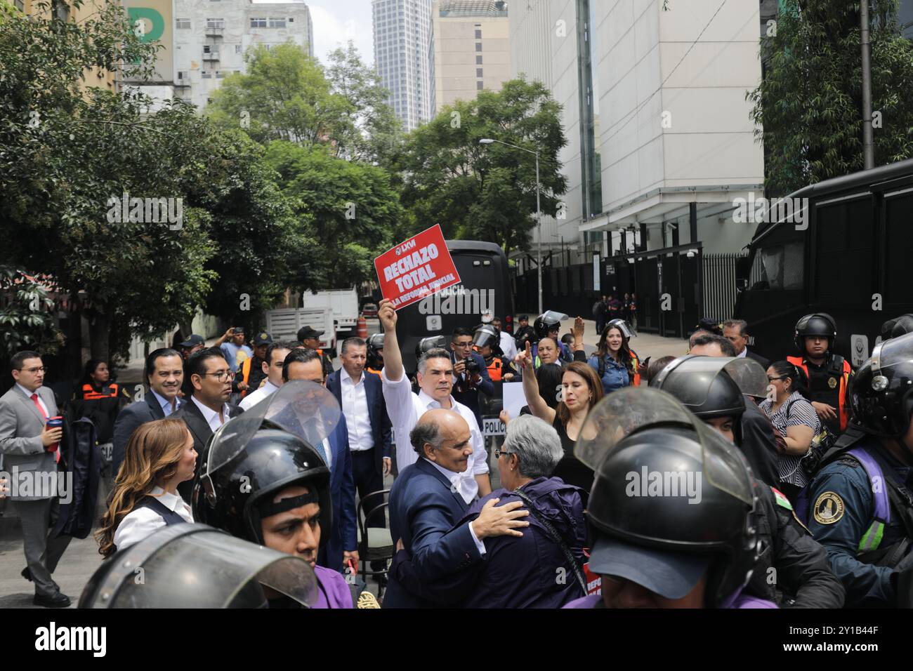 Alejandro Moreno Cardenas, presidente nazionale del Partido Revolucionario Institucional (PRI) si uniscono ai lavoratori giudiziari che manifestano per protestare contro la riforma giudiziaria del presidente messicano Andres Manuel Lopez Obrador per eleggere con voto popolare i giudici della Corte Suprema di giustizia (immagine di credito: © Ian Robles/eyepix via ZUMA Press Wire) SOLO USO EDITORIALE! Non per USO commerciale! Foto Stock