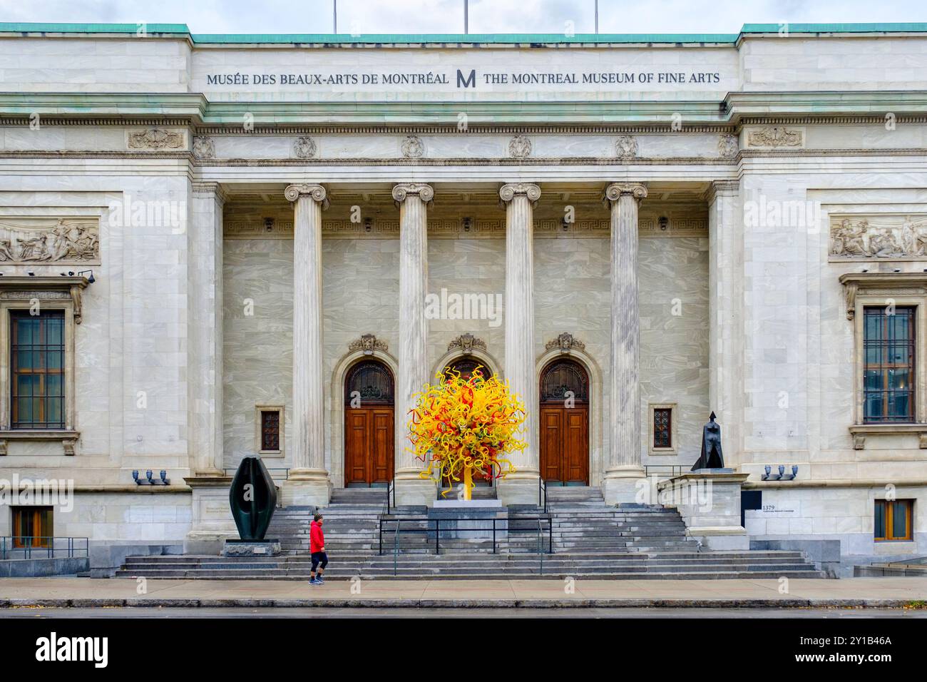 Vista sulla strada, Museo delle Belle Arti di Montreal, Musée des Beaux-Arts de Montréal, Michal e Renata Hornstein Pavillion facade, Montreal, Quebec Canada Foto Stock