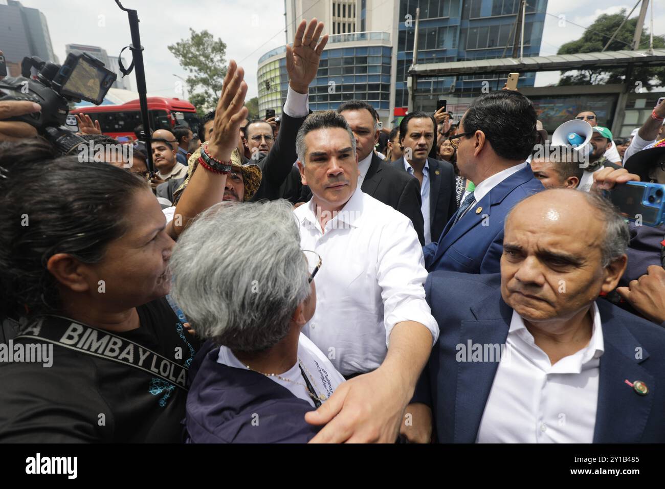 Città del Messico, Messico. 5 settembre 2024. Alejandro Moreno Cardenas, presidente nazionale del Partido Revolucionario Institucional (PRI) arriva al Senato messicano mentre i lavoratori giudiziari bloccano l'accesso ai legislatori, manifestando per protestare contro la riforma giudiziaria del presidente messicano Andres Manuel Lopez Obrador per eleggere con voto popolare i giudici della Corte suprema di giustizia (SCJN). Il 5 settembre 2024 a città del Messico, Messico. (Foto di Ian Robles/Eyepix Group/Sipa USA) credito: SIPA USA/Alamy Live News Foto Stock