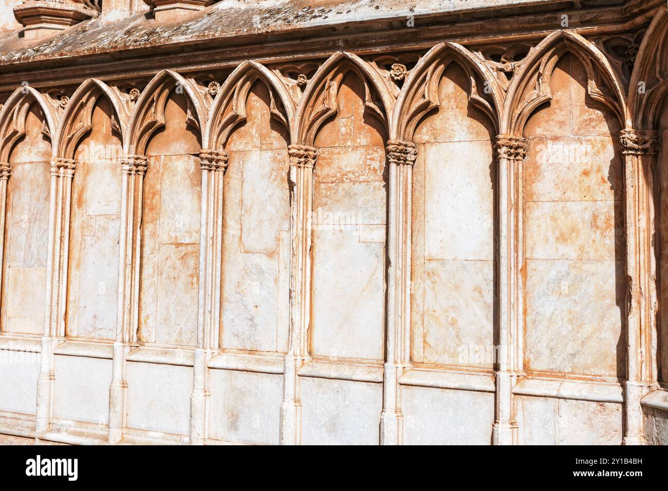 Parete esterna con archi gotici a punta a Venezia. Il muro è molto vecchio e ha molta storia Foto Stock