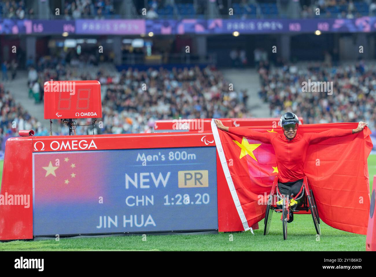 Parigi, Francia. 5 settembre 2024. Jin Hua della Cina poggia con il suo nuovo record dopo la finale maschile 800m T54 di Para Athletics ai Giochi Paralimpici di Parigi 2024, a Parigi, in Francia, 5 settembre 2024. Crediti: Huang Wei/Xinhua/Alamy Live News Foto Stock