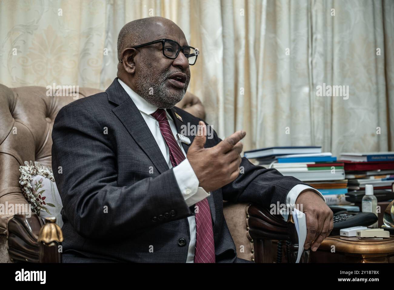 Moroni, Comore. 29 agosto 2024. Il presidente delle Comore Azali Assoumani parla durante un'intervista con Xinhua a Moroni, capitale delle Comore, 29 agosto 2024. PER ANDARE CON '(FOCAC) intervista: La partnership tra Africa e Cina esempio di cooperazione globale Sud, afferma il presidente Comoriano' credito: Wang Guansen/Xinhua/Alamy Live News Foto Stock
