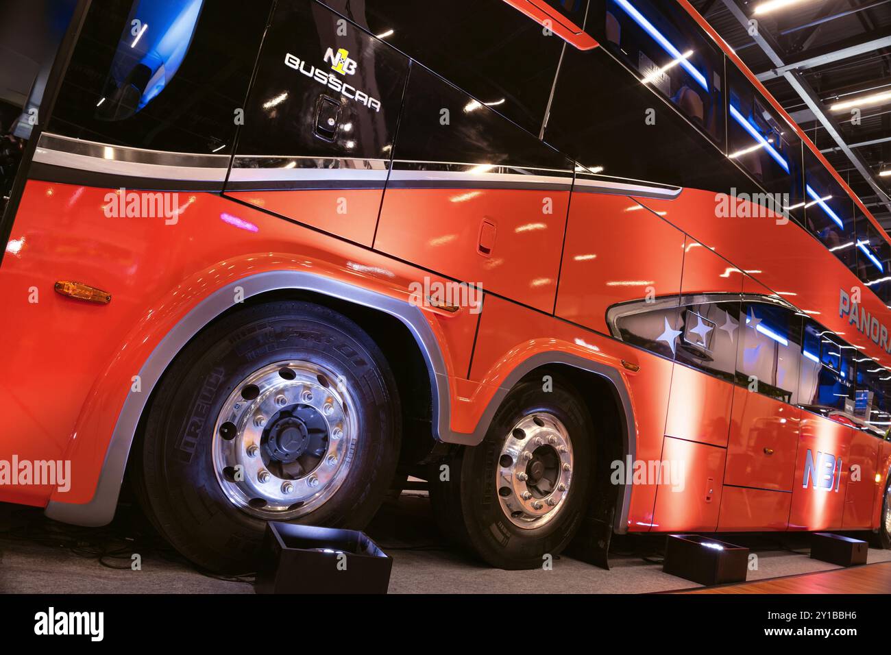 Autobus Busscar panoramico DD Mercedes-Benz O500RS DD 2024 in mostra presso l'LAT. Spettacolo BUS 2024, tenutosi nella città di São Paolo, Brasile. Foto Stock
