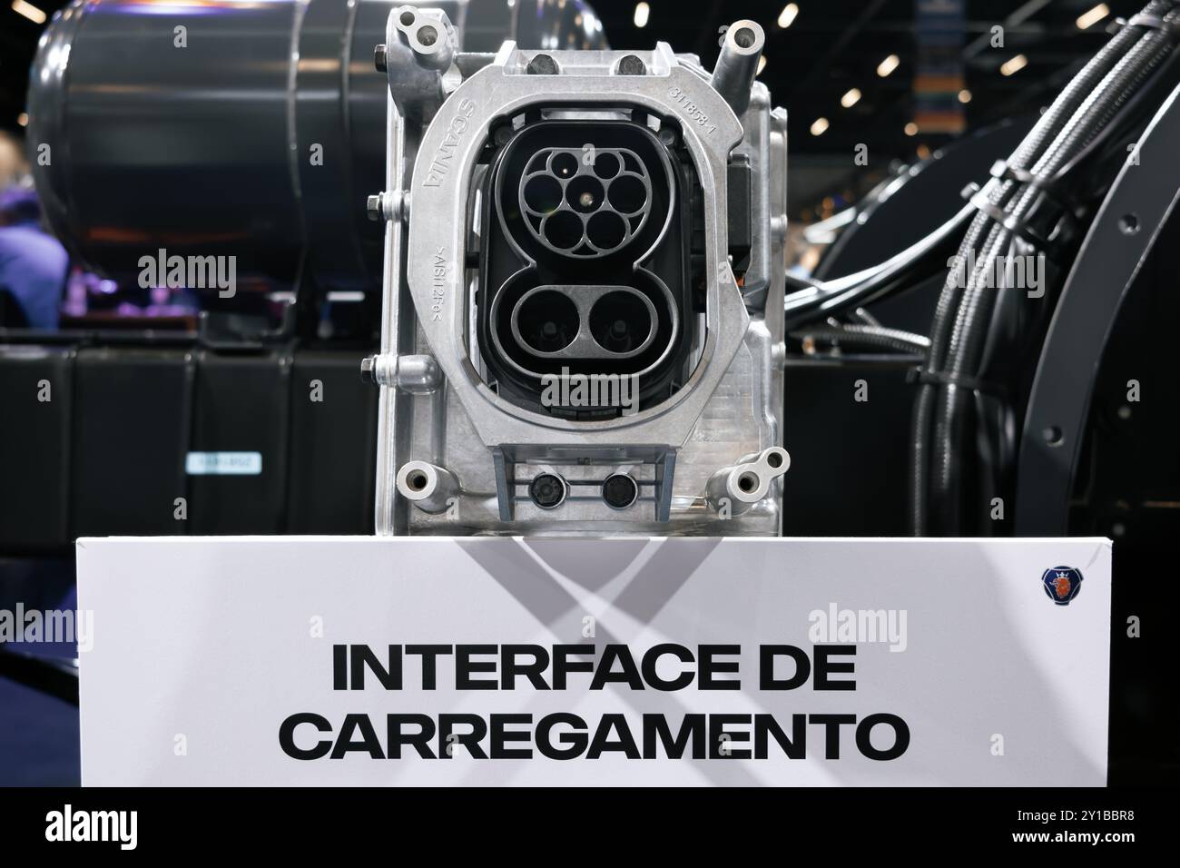 Dettaglio dell'interfaccia di ricarica di un bus elettrico. Tecnologia sostenibile. Foto Stock