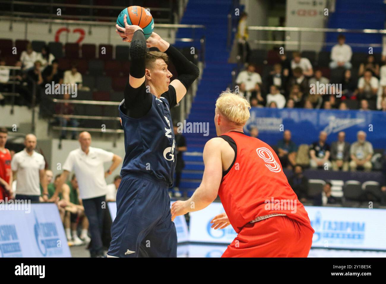 San Pietroburgo, Russia. 5 settembre 2024. Andrey Vorontsevich (33) di Zenit in azione durante la Kondrashin e Belov Cup, tra Zenit San Pietroburgo e MBA-mai Mosca all'Arena. Punteggio finale; Zenit 80:71 MBA-mai. Credito: SOPA Images Limited/Alamy Live News Foto Stock
