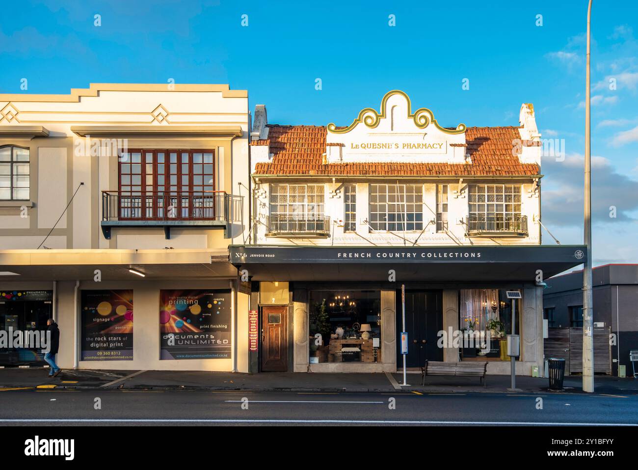 La Farmacia le Quesne di Ponsonby è una struttura in legno del XIX secolo (possibilmente una casa) con un'aggiunta costruita lungo la sua facciata negli anni '1920 Foto Stock