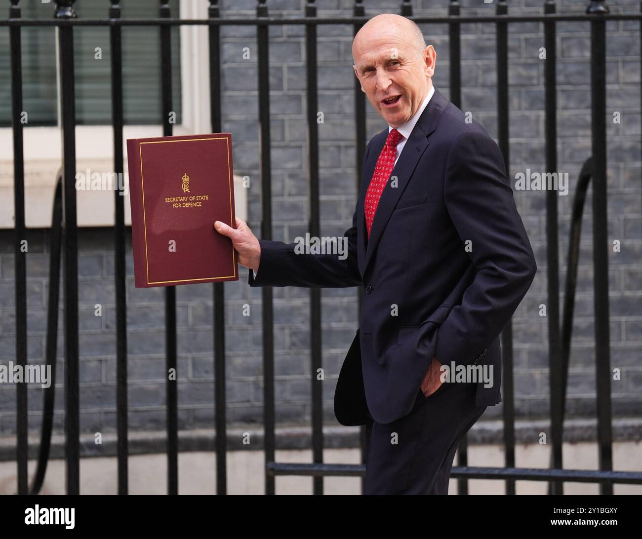 Foto del file datata 6/8/2024 di John Healey, che dovrebbe dire durante una visita in Germania che il Regno Unito invierà 650 missili in Ucraina in un impegno di 162 milioni di sterline per la difesa del paese contro la Russia. Il Segretario alla difesa annuncerà l'ultimo impegno della Gran Bretagna per lo sforzo bellico di Kiev quando incontrerà altri ministri di tutta Europa in occasione di un vertice sulla difesa. La riunione del gruppo di contatto per la difesa dell'Ucraina si svolgerà presso la base dell'aeronautica militare degli Stati Uniti a Ramstein, in Germania. Data di pubblicazione: Venerdì 6 settembre 2024. Foto Stock