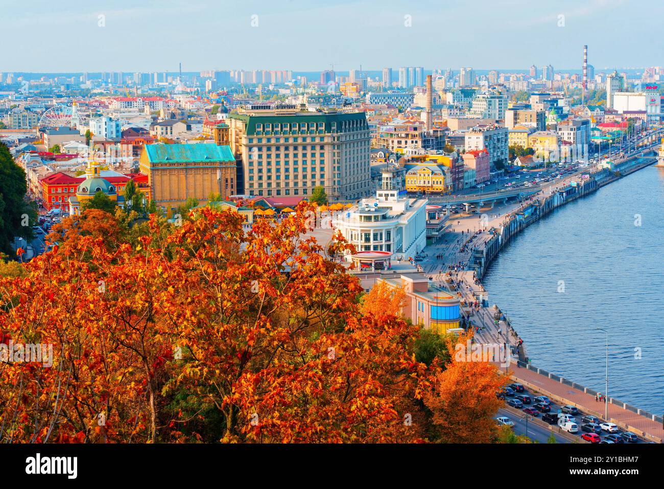 Kiev, Ucraina - 14 ottobre 2023: Veduta aerea di Piazza Poshtova a Kiev che mostra edifici colorati lungo il fiume Dnieper durante la stagione autunnale. Foto Stock
