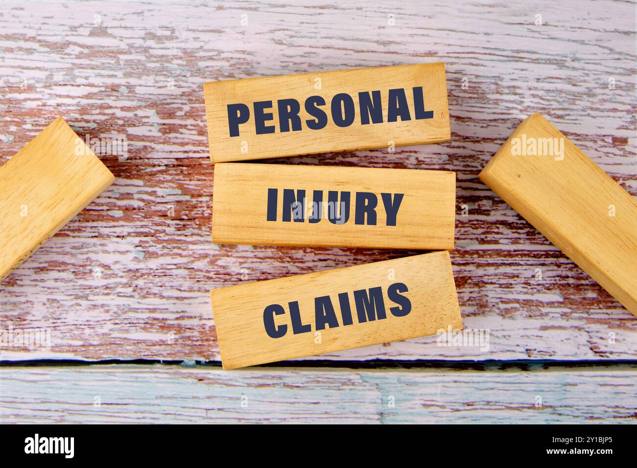 Parole DICHIARAZIONI DI LESIONI PERSONALI su blocchi di legno primo piano dall'alto Foto Stock