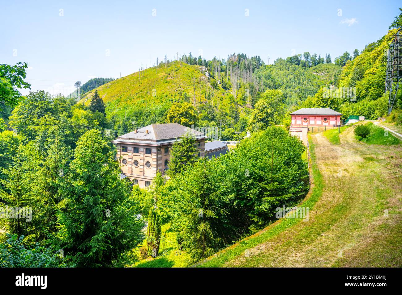 La centrale idroelettrica di Spalov è circondata da vegetazione lussureggiante e colline ondulate in Cechia, mostrando la sua integrazione nel paesaggio naturale Foto Stock