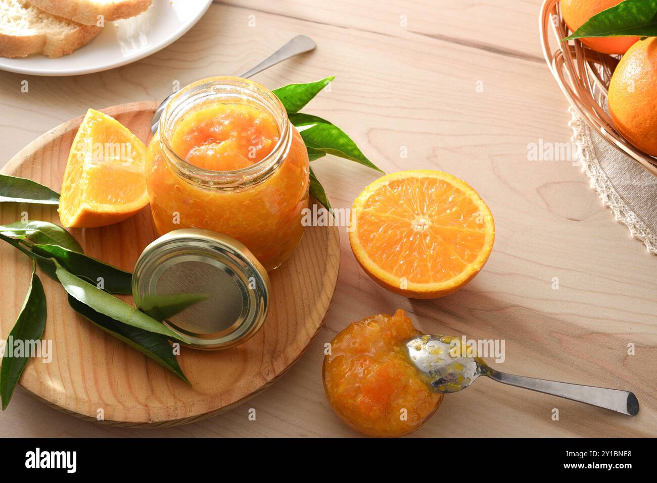 Panca da cucina con marmellata d'arancia in contenitori di vetro e frutta intorno. Vista dall'alto in alto. Foto Stock