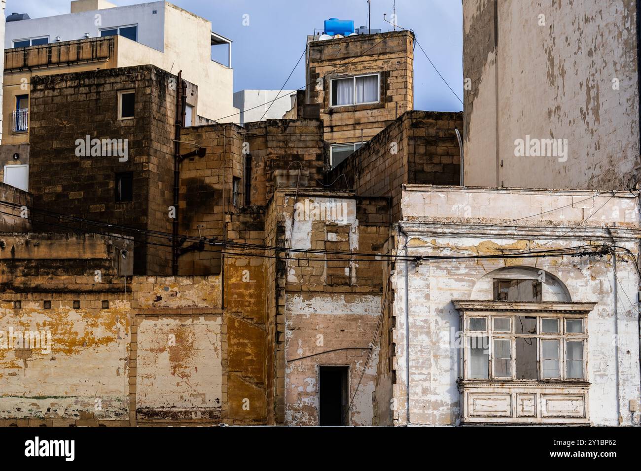 Vecchie case nella città di Sliema, Malta. Foto Stock