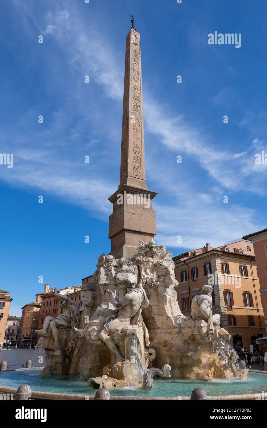 Fontana dei quattro fiumi - Fontana dei quattro fiumi con obelisco in stile egiziano in Piazza Navona nella città di Roma. Foto Stock