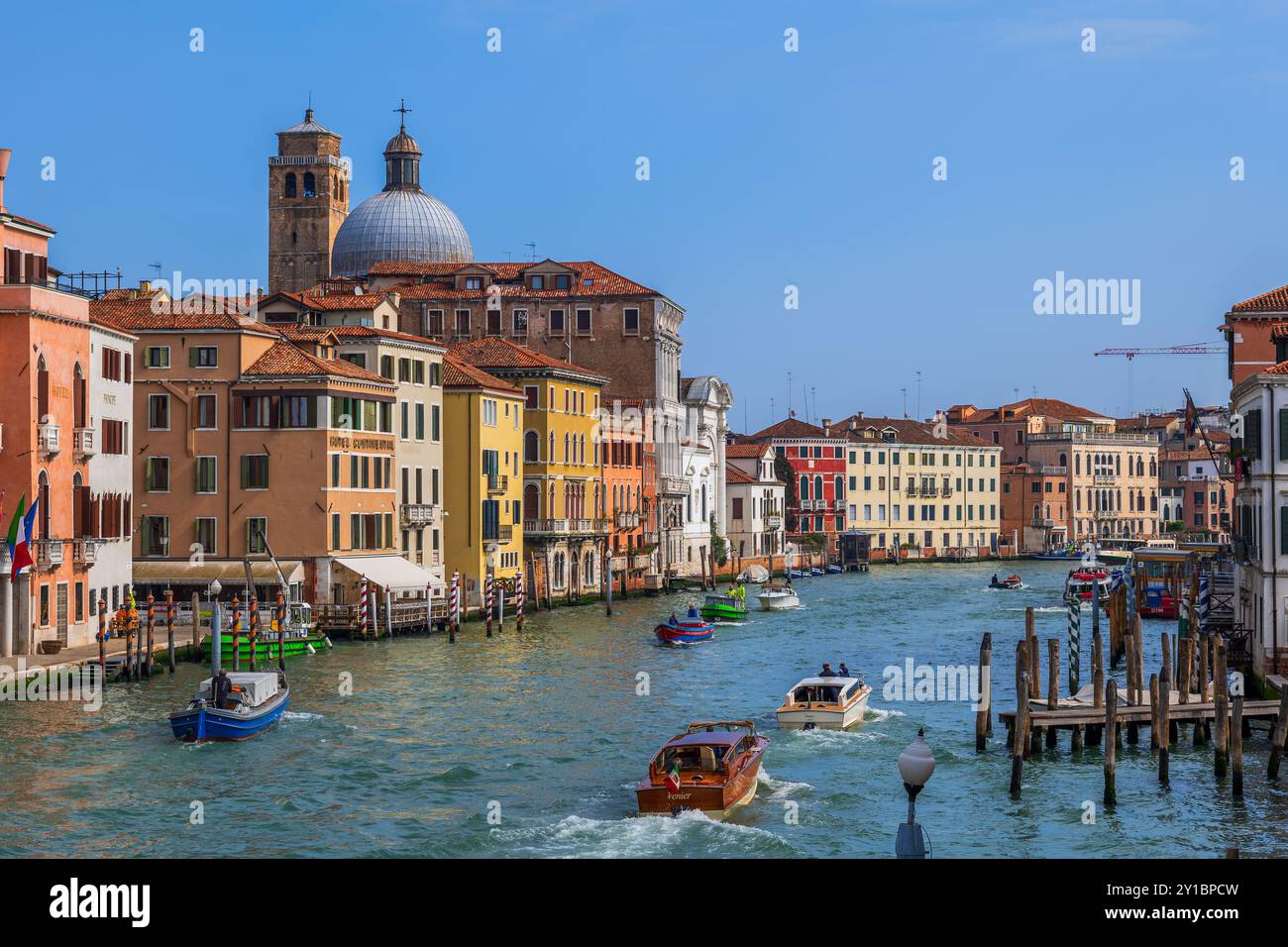 Il Canal grande nella città di Venezia, Italia. Skyline di Cannaregio dal Ponte degli Scalzi. Foto Stock