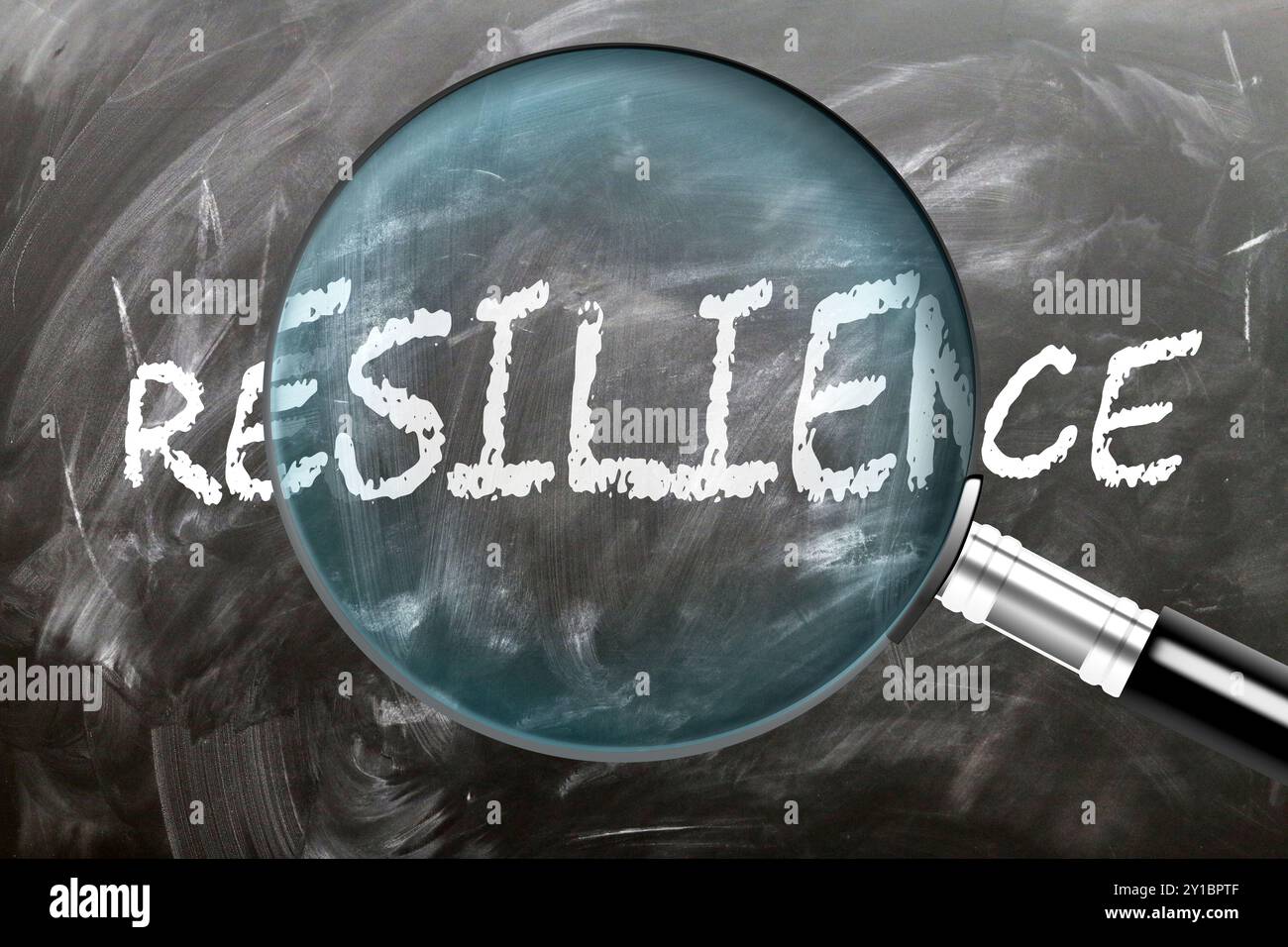 Resilienza: Imparate, studiate e ispezionate. Un'occhiata più da vicino alla resilienza. Una lente d'ingrandimento che ingrandisce la parola "resilienza" scritta su una lavagna Foto Stock