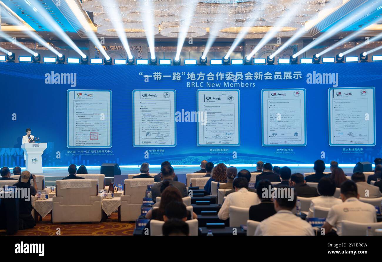 Il sito dell'evento ha mostrato 5 candidature associate ricevute nel 2024 per il Comitato di cooperazione locale "Belt and Road". Hangzhou, Cina.5 settembre 2024.la 7a giornata internazionale di Hangzhou con il tema "integrazione culturale·Co-creazione industriale" prende il via nella città di Hangzhou, provincia di Zhejiang, il 5 settembre 2024.credito: Wu Junyi/China News Service/Alamy Live News Foto Stock