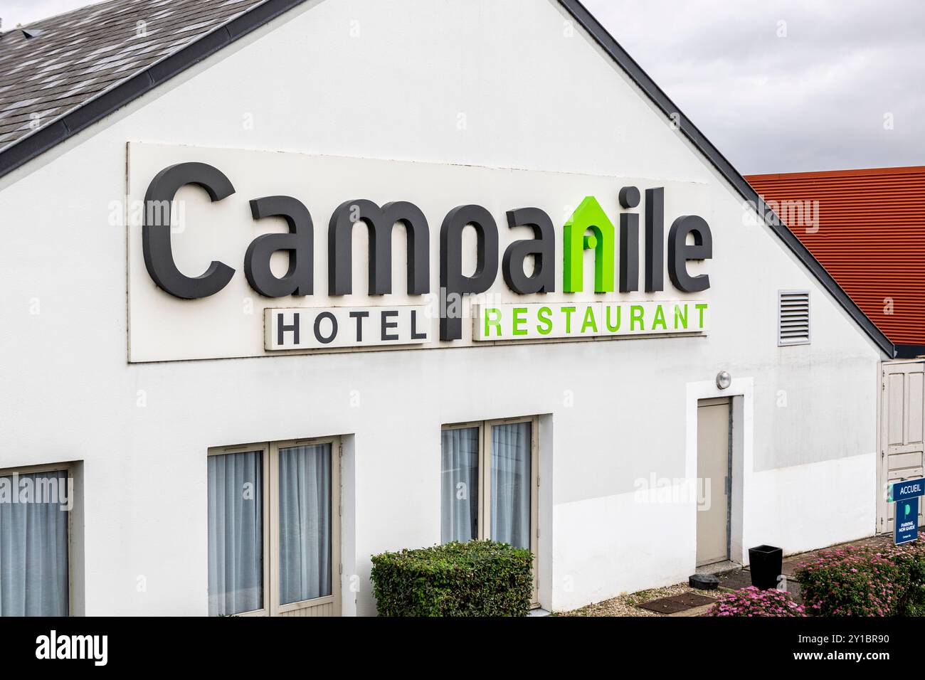 Un cartello Campanile Hotel and Restaurant a Issoire, Francia. Foto Stock
