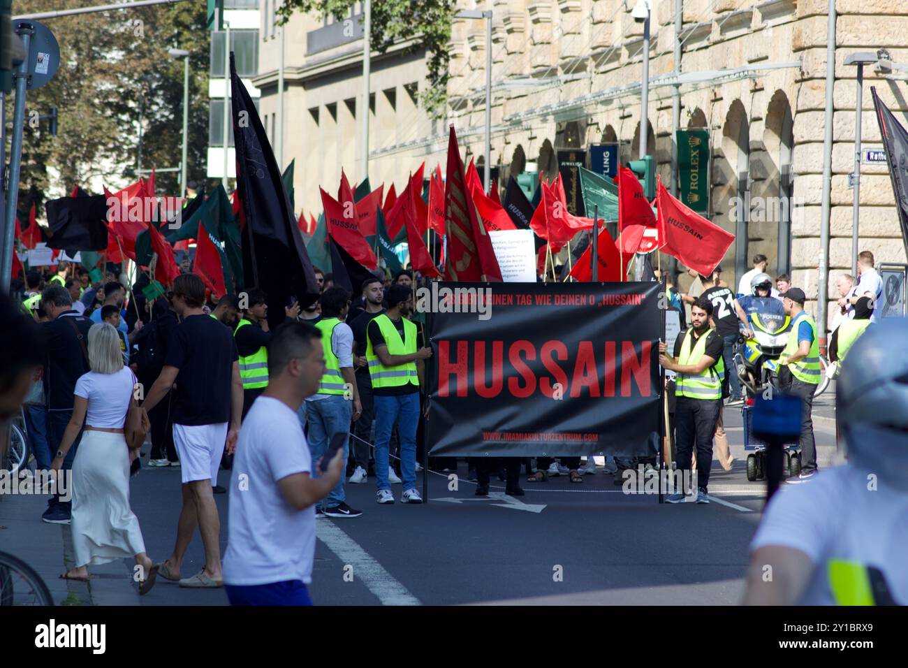 Francoforte sul meno, Germania, 31 agosto 2024. Centinaia di persone frequentano l'Imamia Cultural Center e.V., 'Arba' in Walk' per commemorare al Hussain. Foto Stock
