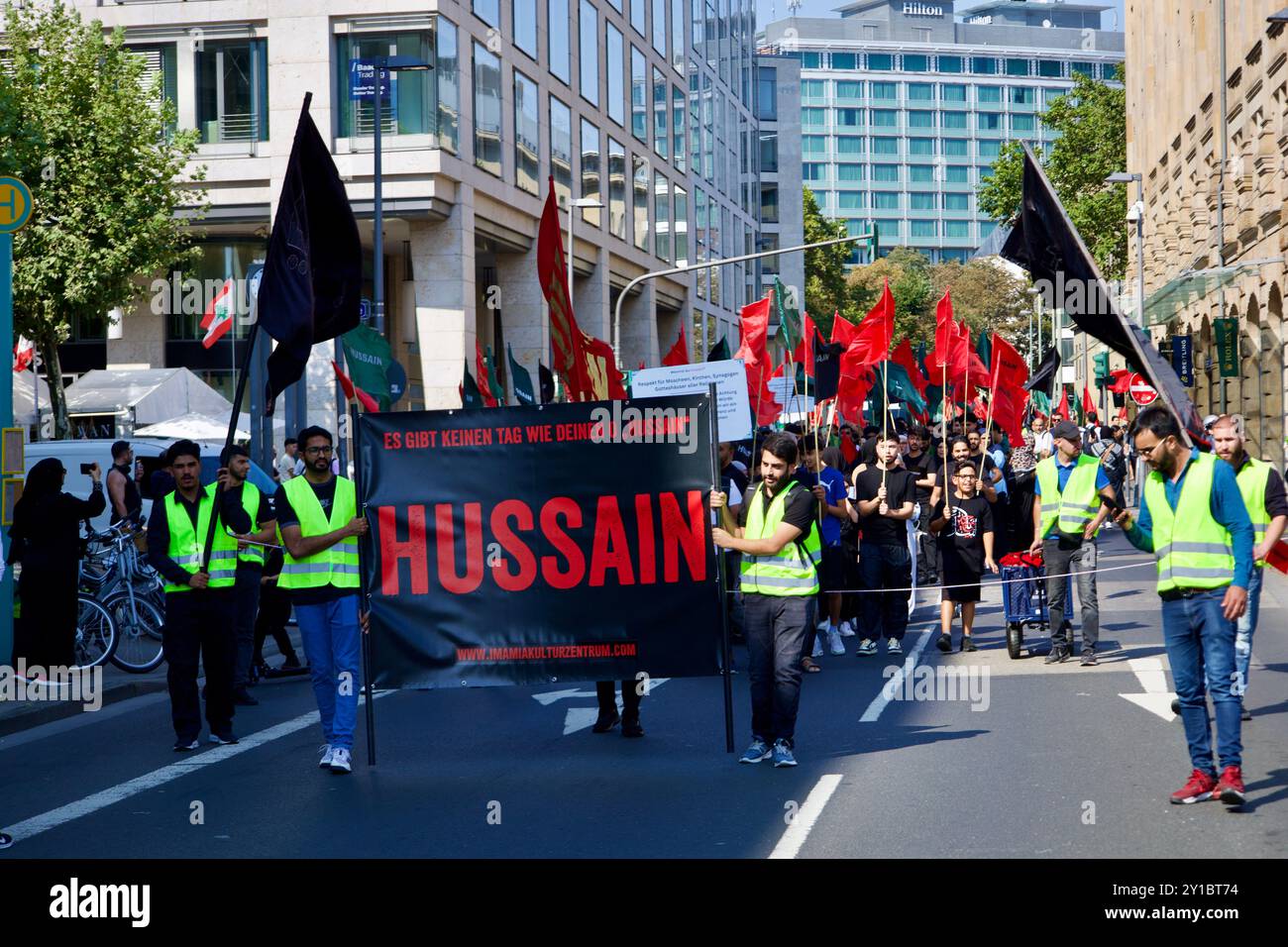 Francoforte sul meno, Germania, 31 agosto 2024. Centinaia di persone frequentano l'Imamia Cultural Center e.V., 'Arba' in Walk' per commemorare al Hussain. Foto Stock