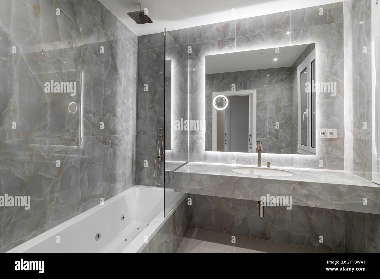 Bagno lussuoso e moderno con splendide finiture in marmo e un design elegante e raffinato Foto Stock