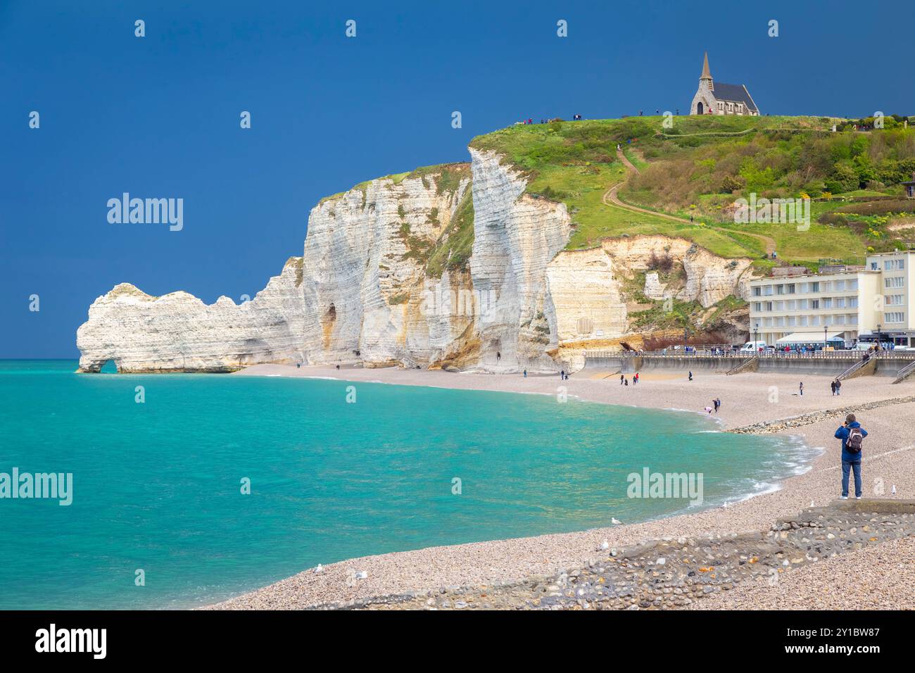 Vista della spiaggia e delle scogliere naturali di Etretat. Dipartimento Senna-marittimo, regione della Normandia, Francia, Europa. Foto Stock