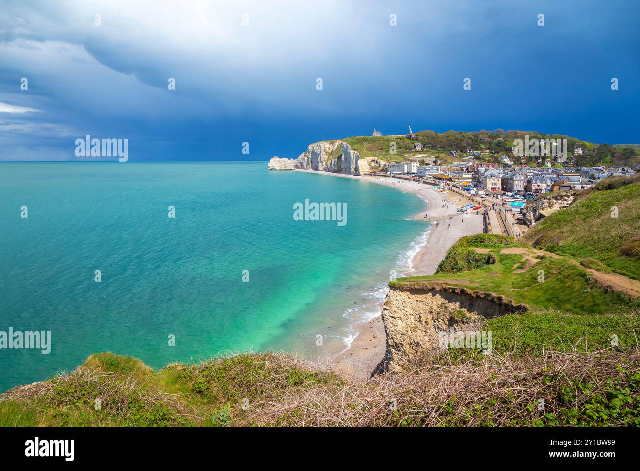 Vista della spiaggia e delle scogliere naturali di Etretat. Dipartimento Senna-marittimo, regione della Normandia, Francia, Europa. Foto Stock