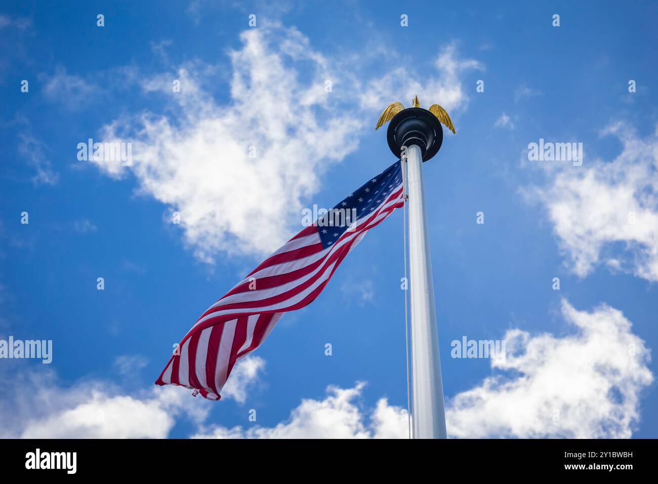 Vista della bandiera americana al cimitero americano sulla spiaggia di Omaha. Colleville-sur-mer, Normandia, Francia, Europa occidentale. Foto Stock