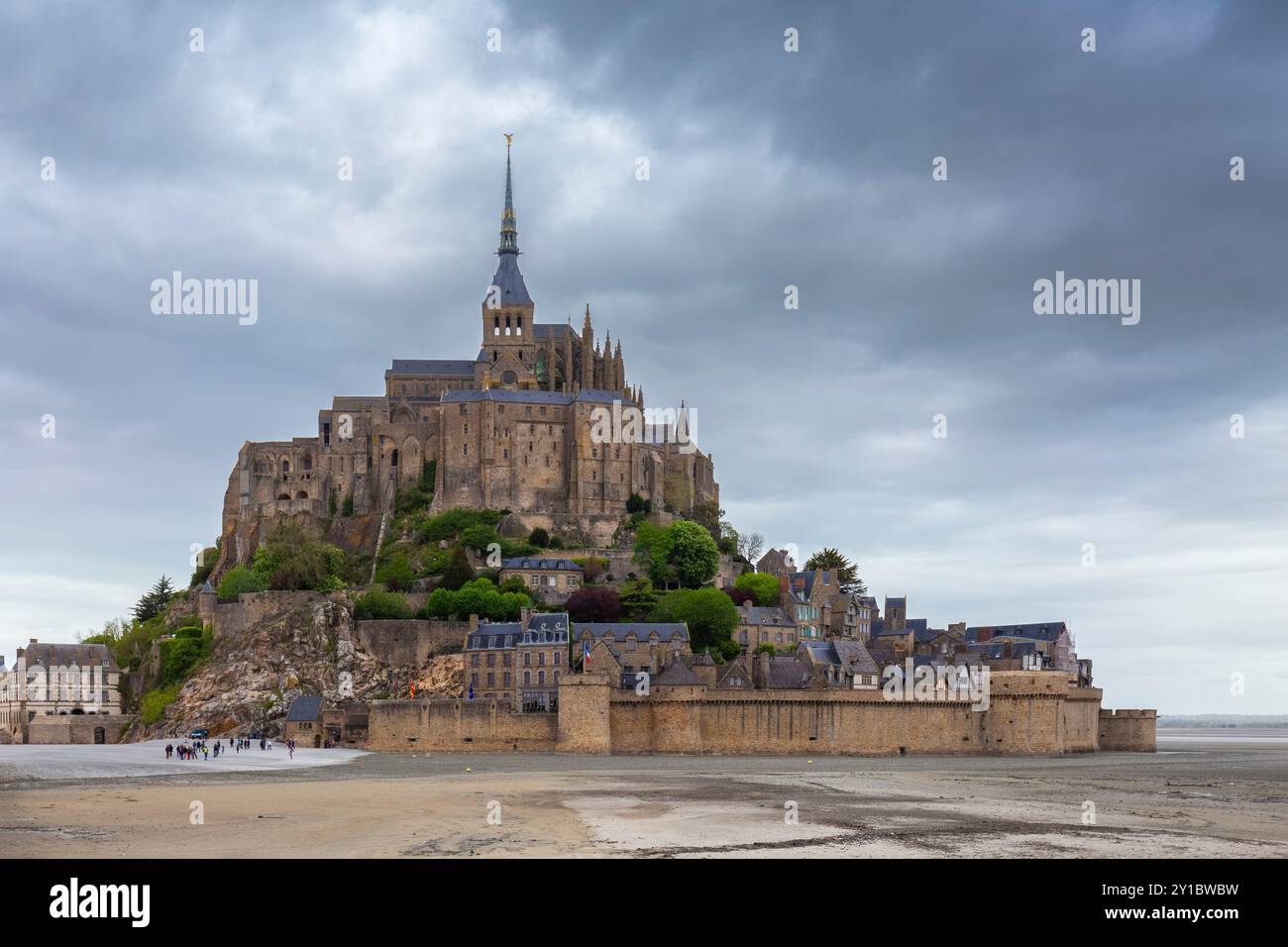 Vista di le Mont Saint Michel dalla spiaggia formata con la bassa marea. Normandia, manche, Avranches, Pontorson, Francia, Europa occidentale. Foto Stock