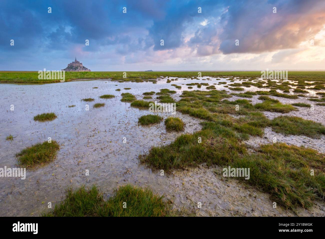 Vista di le Mont Saint Michel all'alba. Normandia, manche, Avranches, Pontorson, Francia, Europa occidentale. Foto Stock