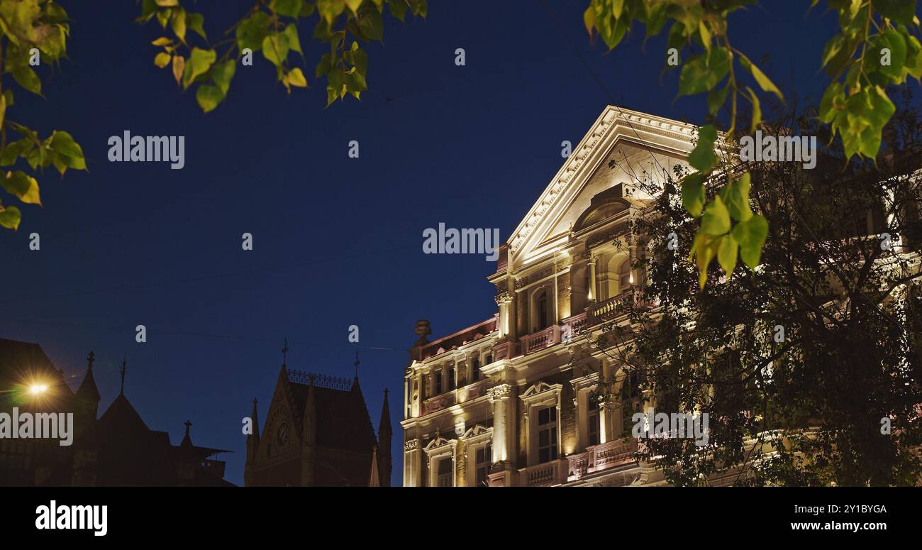Mumbai, India. Struttura storica chiamata Army and Navy Building in Night Illumination. Situato nel quartiere artistico di Kala Ghoda a Mumbai. Oggi, esercito Foto Stock