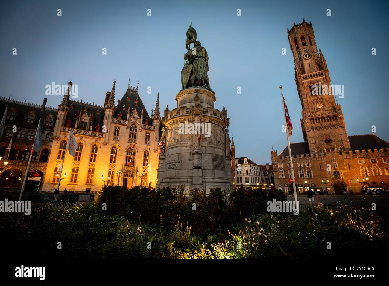 Architettura medievale della Piazza del mercato a Dusk - Bruges, Belgio Foto Stock