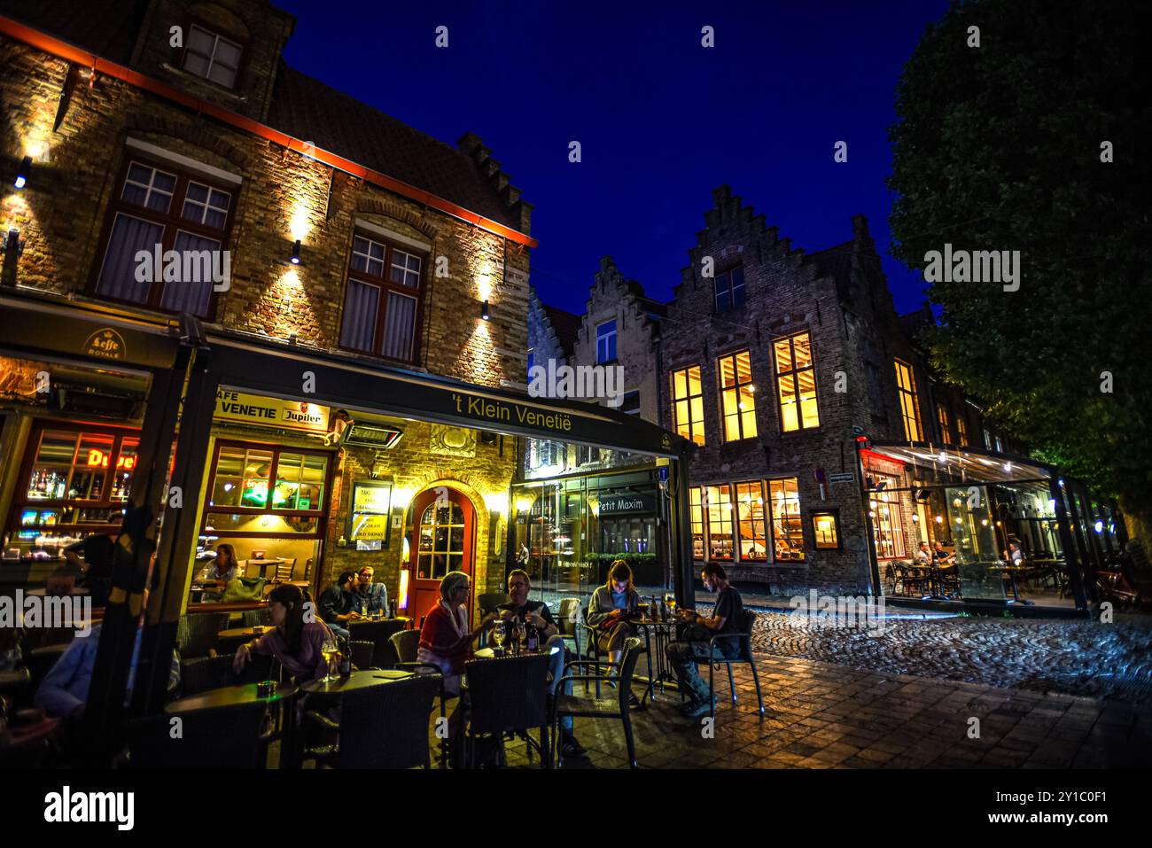 Charming Café and Gabled Architecture a Bruges by Night - Belgio Foto Stock