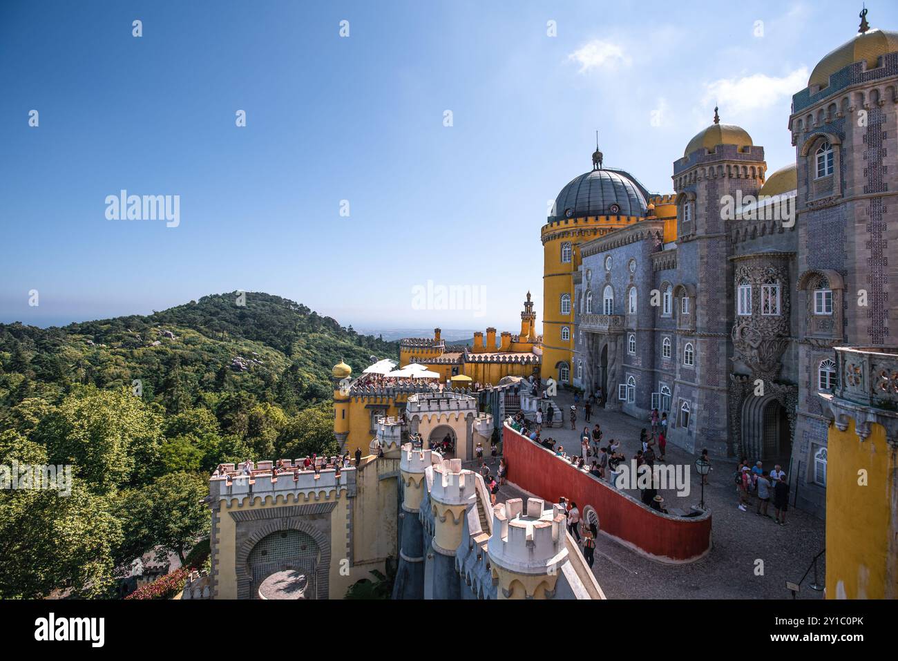 I visitatori che esplorano il colorato Palácio da pena in un giorno d'estate - Sintra, Portogallo Foto Stock