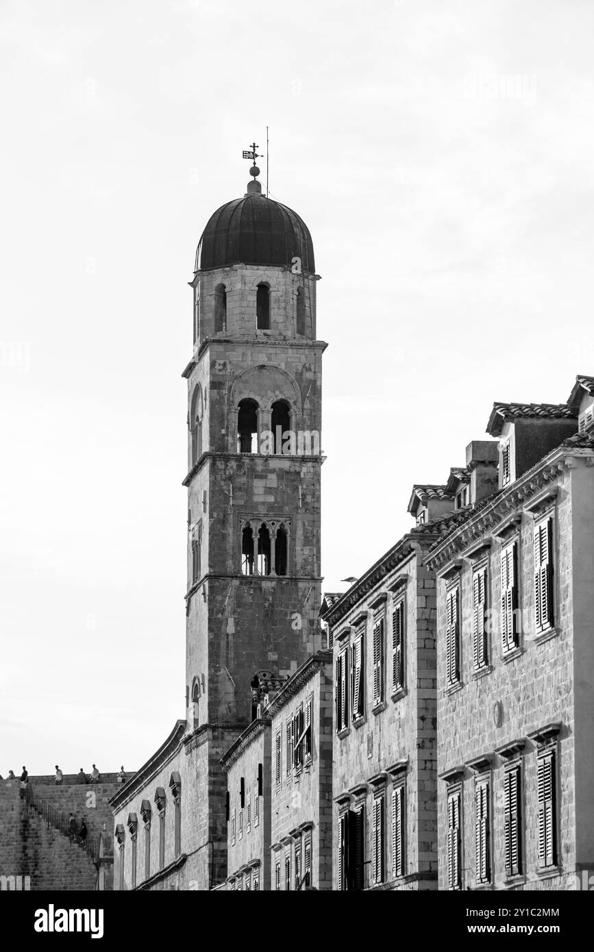 Chiesa di San Salvatore e campanile del convento francescano situato presso lo Stradun, la strada principale della città vecchia vicino alla porta pile a Dubrovnik, Croazia Foto Stock