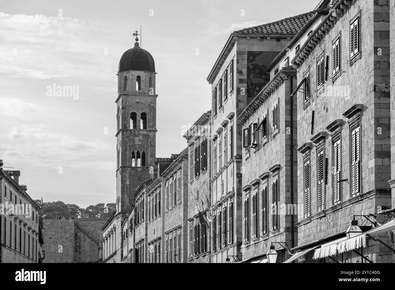 Chiesa di San Salvatore e campanile del convento francescano situato presso lo Stradun, la strada principale della città vecchia vicino alla porta pile a Dubrovnik, Croazia Foto Stock