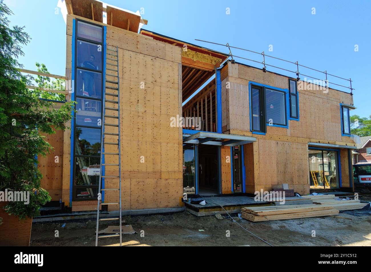 Installazione di finestre in stile europeo in un cantiere edile, Toronto, Canada Foto Stock