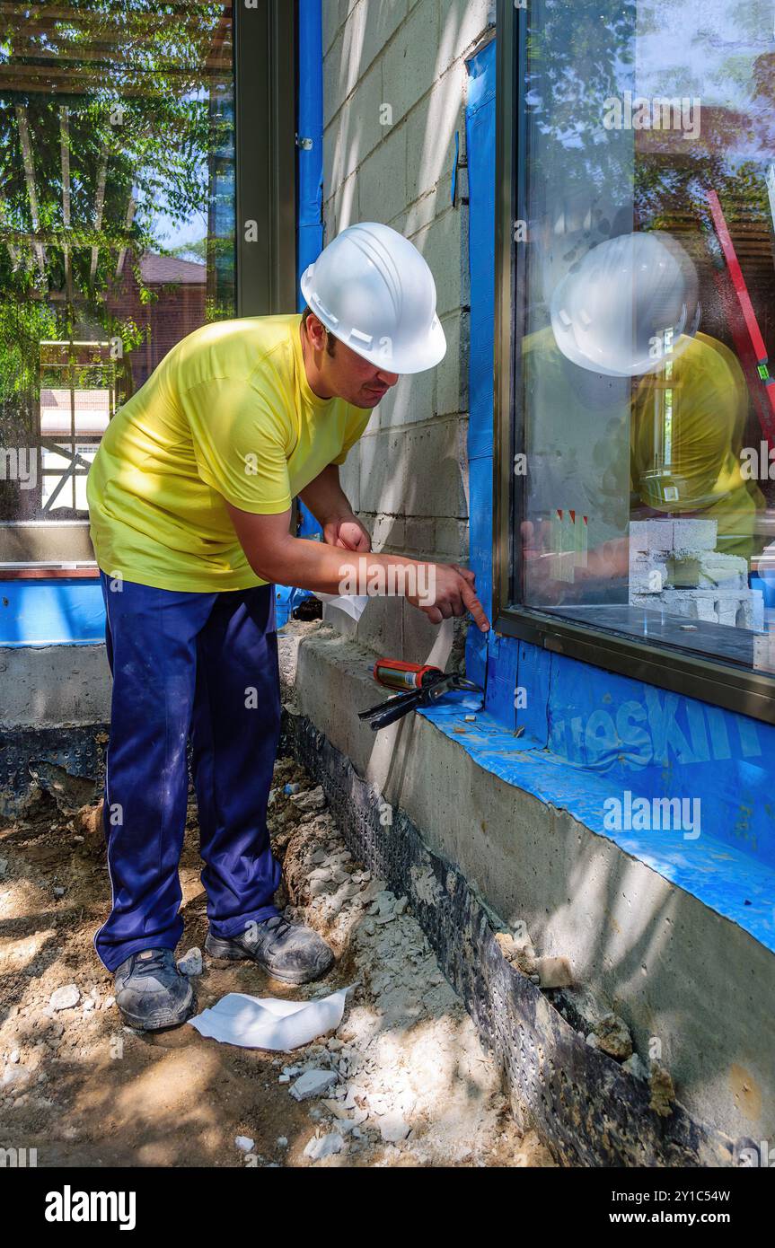 Installazione di finestre in stile europeo in un cantiere edile, Toronto, Canada Foto Stock