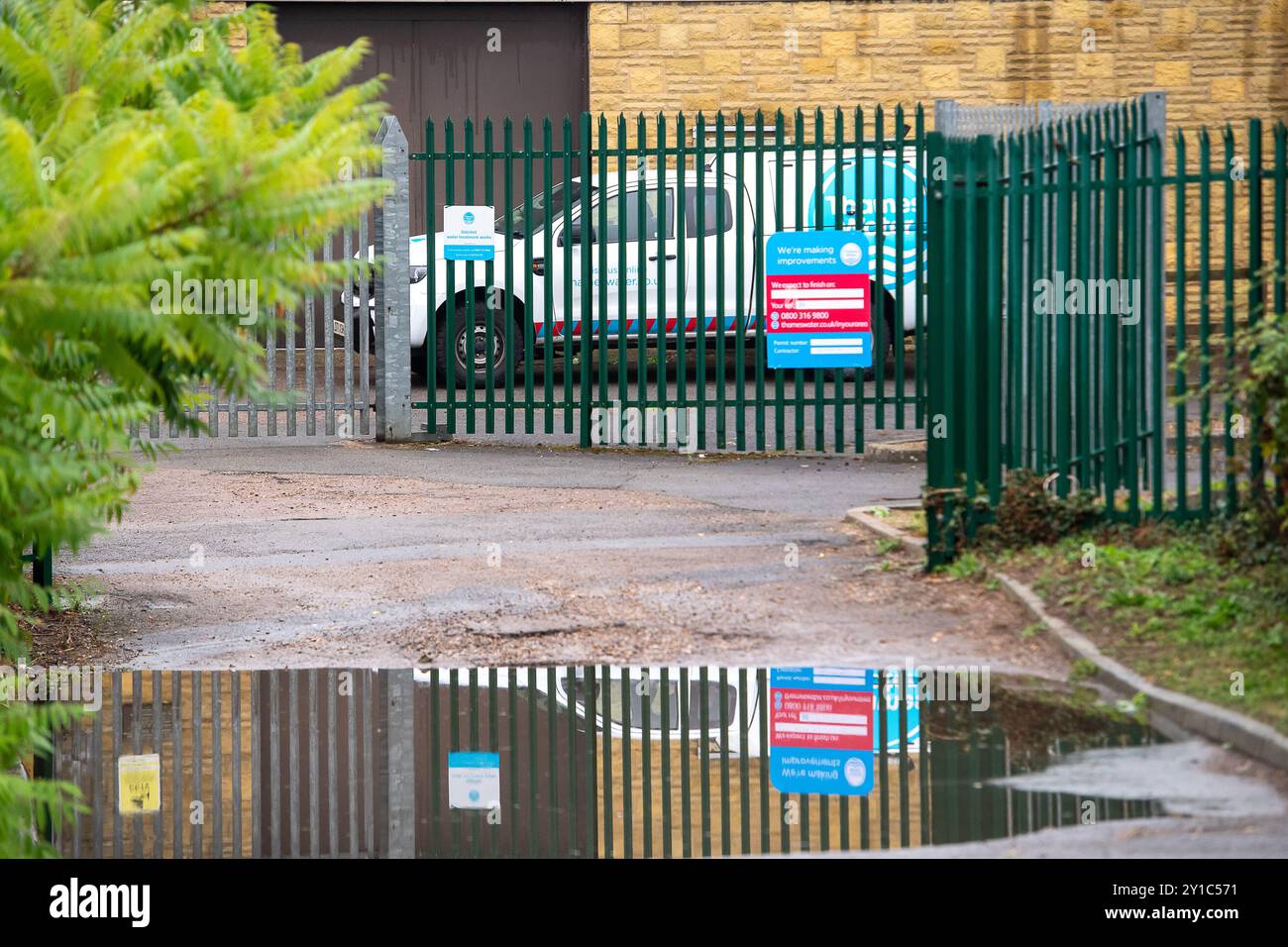 Datchet, Regno Unito. 6 settembre 2024. Le inondazioni al di fuori del Tamigi Water Datchet Water Treatment funzionano a Datchet, Berkshire, dopo una forte pioggia notturna. Sky News ha riferito che "l'amministratore delegato di Thames Water ha insistito per poter salvare l'utilità carica di debito, che rischia di esaurire i contanti in mesi se non è in grado di raccogliere nuovi fondi. Parlando dopo che il segretario dell'ambiente ha annunciato una nuova legislazione che minaccia i dirigenti delle compagnie idriche con la prigione insieme a una revisione del settore, Weston ha detto a Sky News che non era turbato dalla minaccia di un'accusa, e fiducioso di poter risolvere i problemi Foto Stock